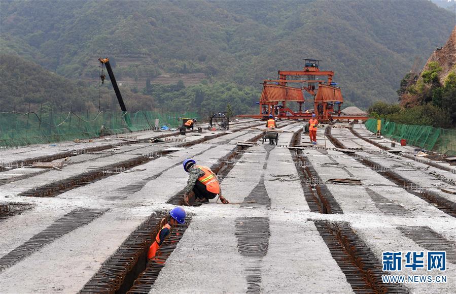 （經(jīng)濟）（2）昆楚高速公路岔河特大橋架梁忙
