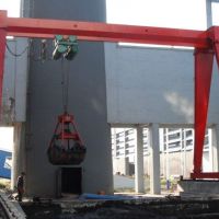 成都起重機(jī)廠家生產(chǎn)制造_抓斗龍門(mén)吊圖片