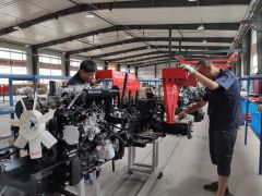 浙拖奔野年組裝1.5萬臺拖拉機整機項目在安圖投產(chǎn) 第一臺拖拉機捐贈當(dāng)?shù)刎毨Т?/></a>　　作為奉化與安圖東西部產(chǎn)業(yè)合作幫扶的重點項目，8月19日，總投資5000萬元的浙拖奔野(安圖)拖拉機制造有限公司在安圖縣經(jīng)濟開發(fā)區(qū)正式投產(chǎn)運作。從面對面合作洽談到建成工廠投入生產(chǎn)，僅僅不到一年時間，跑出了東西部產(chǎn)業(yè)合作的新速度，為延邊...<a href=