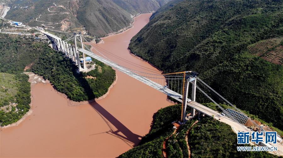 （專發(fā)新華網(wǎng)云南、客戶端）云南紅河高速公路懸索特大橋主跨成功合龍