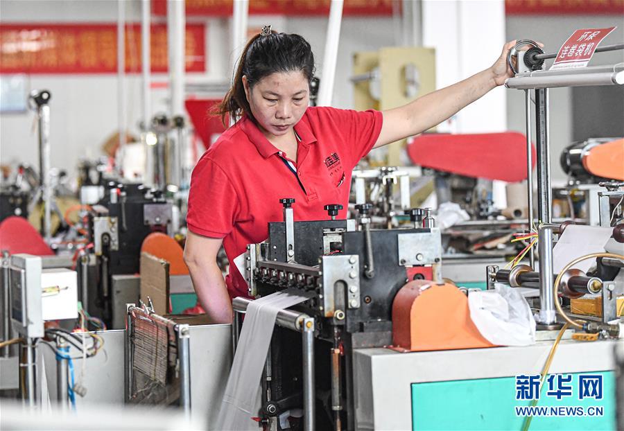 （新華視界）（1）&ldquo;禁塑&rdquo;倒計(jì)時(shí)  全生物降解袋生產(chǎn)忙