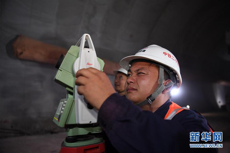 （經(jīng)濟(jì)）（4）重慶首座下穿機(jī)場(chǎng)鐵路隧道貫通