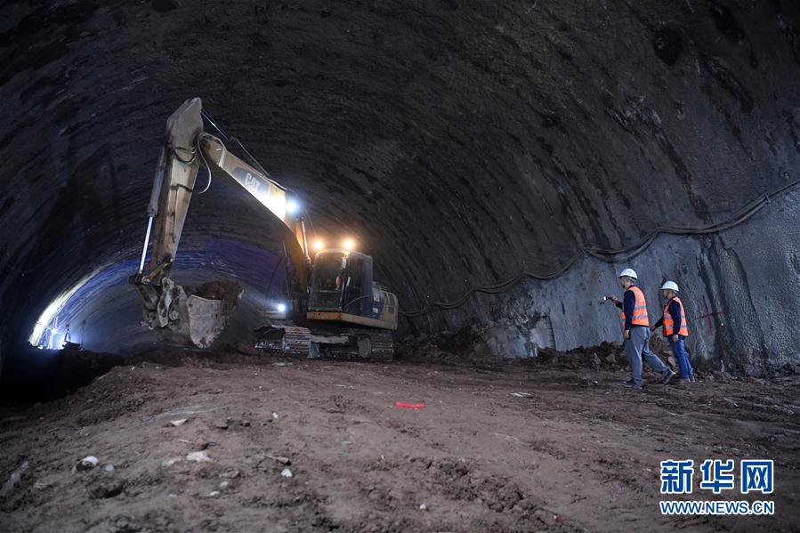 （經(jīng)濟(jì)）（3）重慶首座下穿機(jī)場(chǎng)鐵路隧道貫通