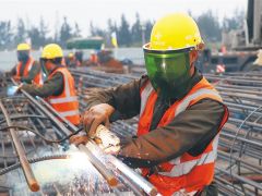 海口江東新區(qū)高品質(zhì)飲用水水廠項(xiàng)目工地?zé)峄鸪?/></a>?？诮瓥|新區(qū)高品質(zhì)飲用水水廠項(xiàng)目工地?zé)峄鸪祉?xiàng)目建設(shè)熱能戰(zhàn)冬日寒1月10日下午，在海口江東新區(qū)高品質(zhì)飲用水水廠項(xiàng)目工地，工人在一起焊接鋼筋籠。 通訊員郝尉淞攝海南日?qǐng)?bào)記者習(xí)霽鴻通訊員郝尉淞從海口市區(qū)一路開(kāi)往江東新區(qū)，明顯能聽(tīng)到車(chē)窗...<a href=